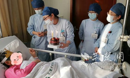 為緩解術(shù)前緊張情緒 暖心醫(yī)護(hù)為90歲高齡老人慶生