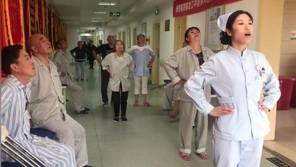 黑龍江中德骨科醫院骨一科護士帶領患者做康復鍛煉