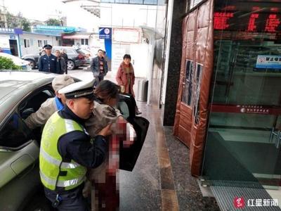 女子工廠工作發(fā)生意外手腕嚴(yán)重受傷 綿陽交警緊急護(hù)送就醫(yī)