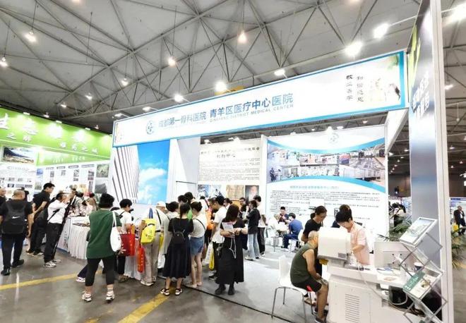 強(qiáng)勢被圍觀!成都一骨拿手絕活&ldquo;睛&rdquo;艷四川健博會!