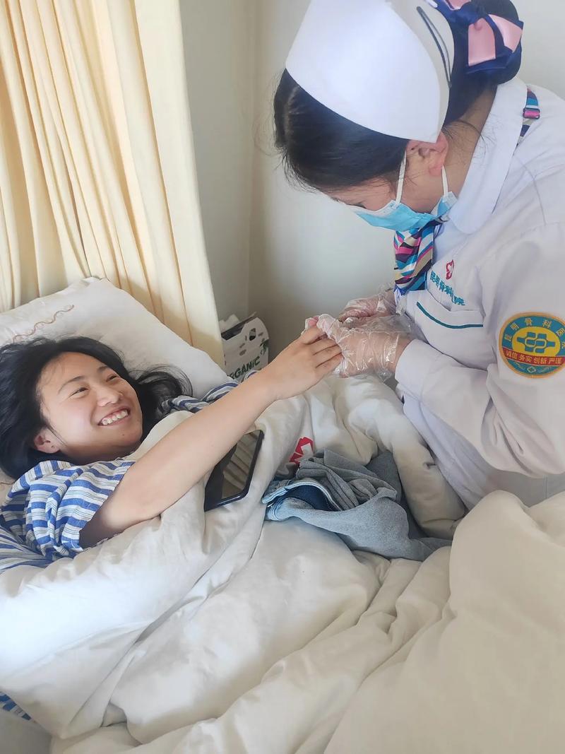 在昆明骨科醫(yī)院，她們是天使也是凡人——記錄骨傷醫(yī)院護士的護理工作